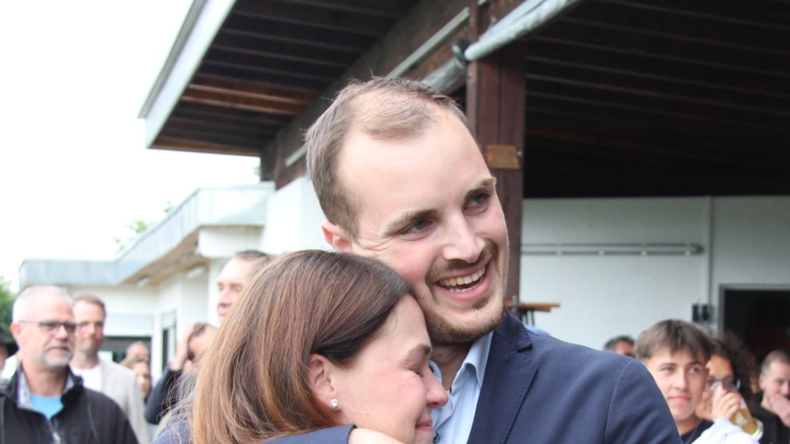 Überglücklich: Ron Keller am Wahlabend mit seiner Frau Fabienne. Foto: Banholzer Überglücklich: Ron Keller am Wahlabend mit seiner Frau Fabienne. Foto: Banholzer