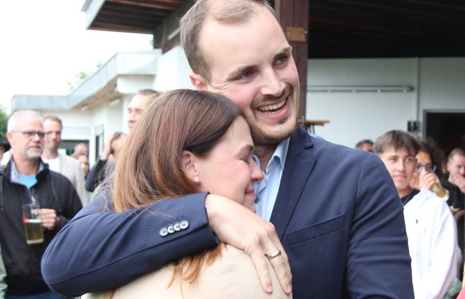 Überglücklich: Ron Keller am Wahlabend mit seiner Frau Fabienne.  <span class='image-autor'>Foto: Banholzer</span>