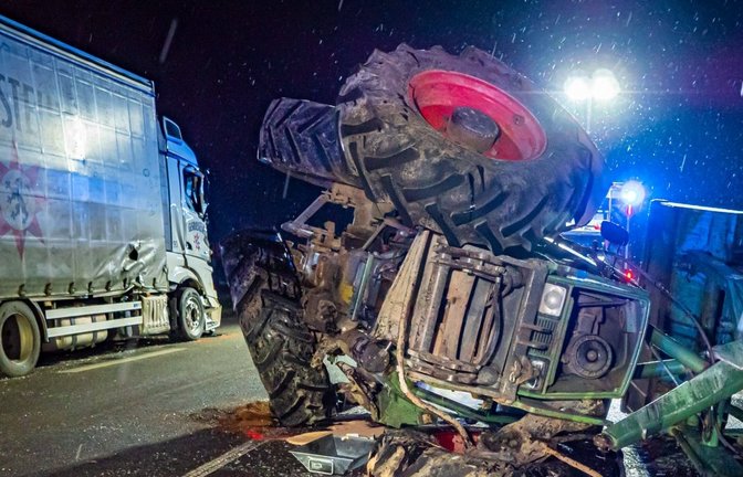 Schwer verletzt worden ist am frühen Donnerstagmorgen ein 25-jähriger Fahrer eines Traktors, nachdem der Schlepper auf der Bundesstraße 10 bei Illingen mit einem Lastkraftwagen kollidierte. Nach bisherigem Stand der Ermittlungen befuhr der Traktorfahrer gegen 0.50 Uhr die Bundesstraße 10, vom Illinger Eck kommend, und wollte verbotswidrig nach links in die Vaihinger Straße abbiegen. Zu diesem Zeitpunkt beabsichtigte ein hinterherfahrender 55-jähriger Lkw-Fahrer den Traktor, ebenfalls verbotswidrig, zu überholen. In der Folge kam es zum Zusammenstoß beider Fahrzeuge. Hierdurch wurde der Traktor umgeworfen, wodurch sich der Fahrer schwere aber nicht lebensgefährliche Verletzungen zuzog. Der Fahrer des Lastkraftwagens wurde durch das Unfallgeschehen leicht verletzt. Für die Dauer der Unfallaufnahme und Bergung der Fahrzeuge sowie anschließender Reinigung der Fahrbahn musste die Straße für mehrere Stunden in beide Fahrtrichtungen gesperrt werden. Der entstandene Sachschaden beläuft sich auf etwa 70 000 Euro. <span class='image-autor'>Foto: Hald/7aktuell</span>