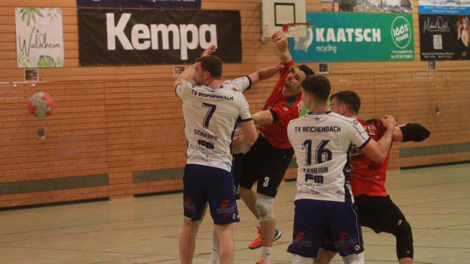 In der vergangenen Saison traf das Team Esslingen um Marc Adelt (Nummer 3) noch in der Verbandsliga auf den TV Reichenbach. Jetzt tritt das Team in der Landesliga an.Jörn Kehle In der vergangenen Saison traf das Team Esslingen um Marc Adelt (Nummer 3) noch in der Verbandsliga auf den TV Reichenbach. Jetzt tritt das Team in der Landesliga an.Jörn Kehle