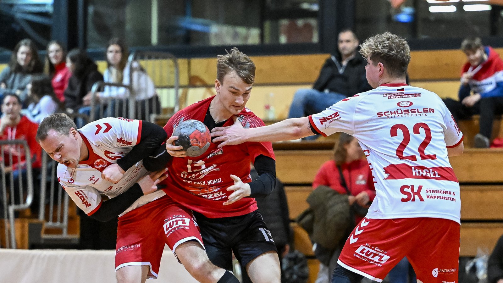 Kampfgeist ist von Florian Baumann (Mitte) und dem HC Metter-Enz im Kellerduell am Wochenende gefragt. Foto: Leitner