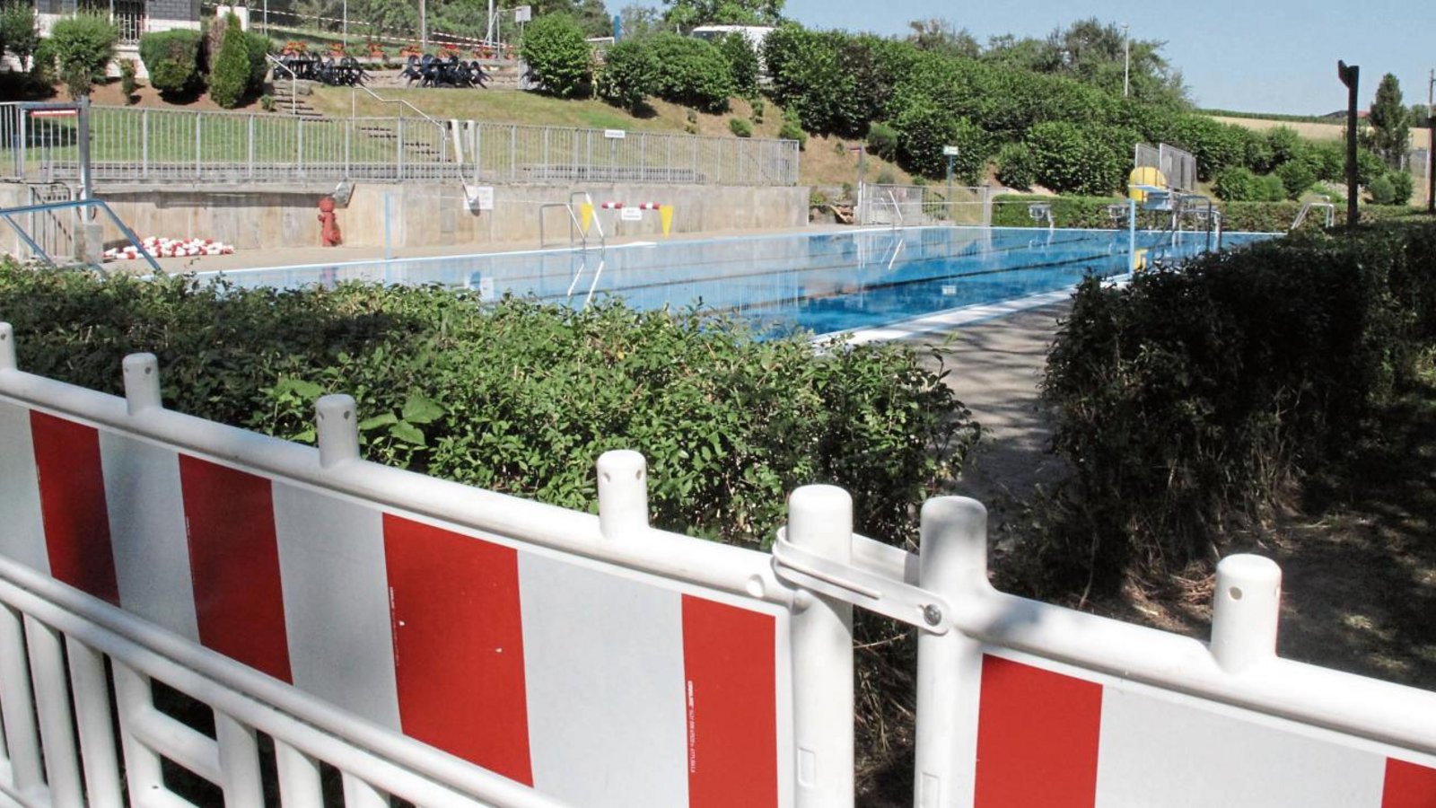 Noch ist der Zugang zum Becken abgesperrt. In Kürze wird er aber freigegeben werden, sodass am Samstag die Badesaison eröffnet werden kann. Fotos: Rostek Noch ist der Zugang zum Becken abgesperrt. In Kürze wird er aber freigegeben werden, sodass am Samstag die Badesaison eröffnet werden kann. Fotos: Rostek