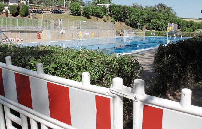 Noch ist der Zugang zum Becken abgesperrt. In Kürze wird er aber freigegeben werden, sodass am Samstag die Badesaison eröffnet werden kann.  Fotos: Rostek