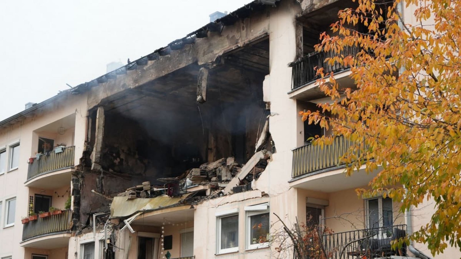 Nach Explosion in Regensburg: Die nach einer Explosion zerstörte Fassade eines Mehrfamilienhauses.Felix Kirberg/dpa