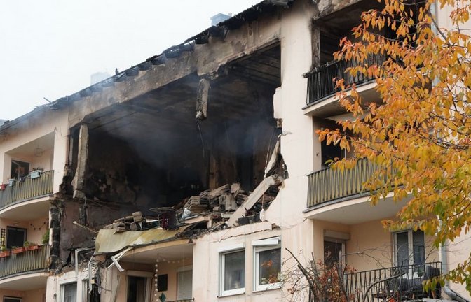 Nach Explosion in Regensburg: Die nach einer Explosion zerstörte Fassade eines Mehrfamilienhauses.<span class='image-autor'>Felix Kirberg/dpa</span>