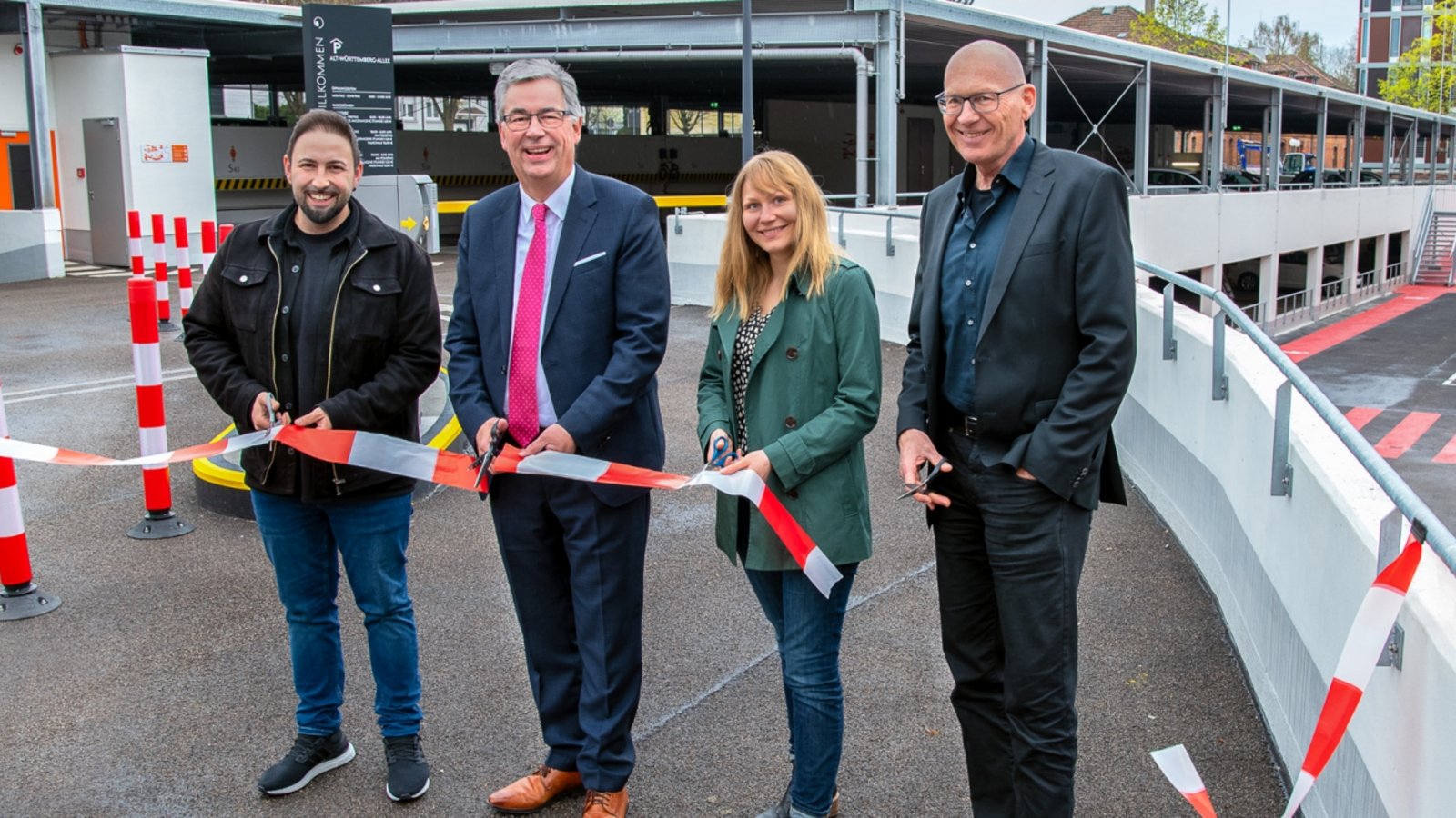 Wiedereröffnung der Parkgarage (von links): Önder Kanat, stellvertretender Geschäftsteilleiter Gebäudeservice und Hausmeisterservice, Landrat Dietmar Allgaier, Klimaschutzmanagerin Julia Neuhäuser und Alois Braunmiller, Fachbereichsleiter Gebäudemanagement und Liegenschaften. LL Wiedereröffnung der Parkgarage (von links): Önder Kanat, stellvertretender Geschäftsteilleiter Gebäudeservice und Hausmeisterservice, Landrat Dietmar Allgaier, Klimaschutzmanagerin Julia Neuhäuser und Alois Braunmiller, Fachbereichsleiter Gebäudemanagement und Liegenschaften. LL
