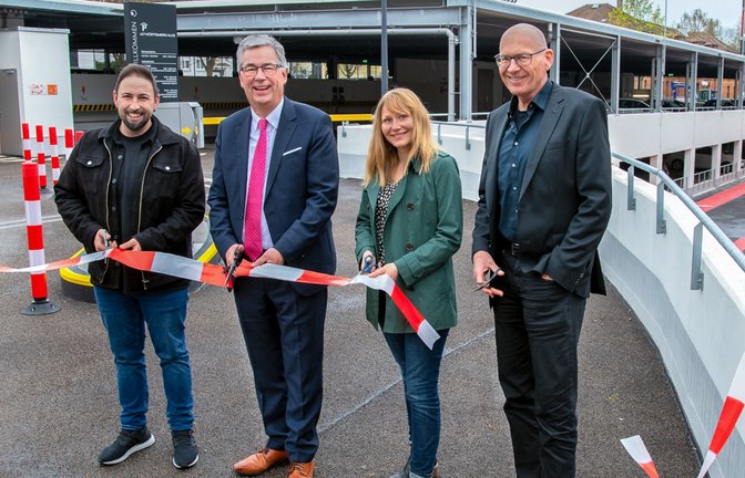 Wiedereröffnung der Parkgarage (von links): Önder Kanat, stellvertretender Geschäftsteilleiter Gebäudeservice und Hausmeisterservice, Landrat Dietmar Allgaier, Klimaschutzmanagerin Julia Neuhäuser und Alois Braunmiller, Fachbereichsleiter Gebäudemanagement und Liegenschaften.  LL