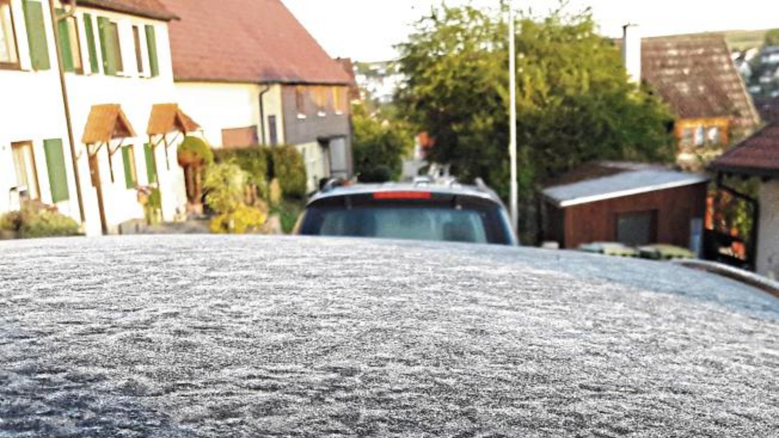 Kalt war’s: Die Morgensonne schmilzt das Eis der sternenklaren Nacht.  Foto: Rücker