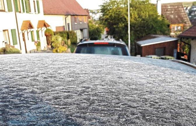 Kalt war’s: Die Morgensonne schmilzt das Eis der sternenklaren Nacht.  Foto: Rücker
