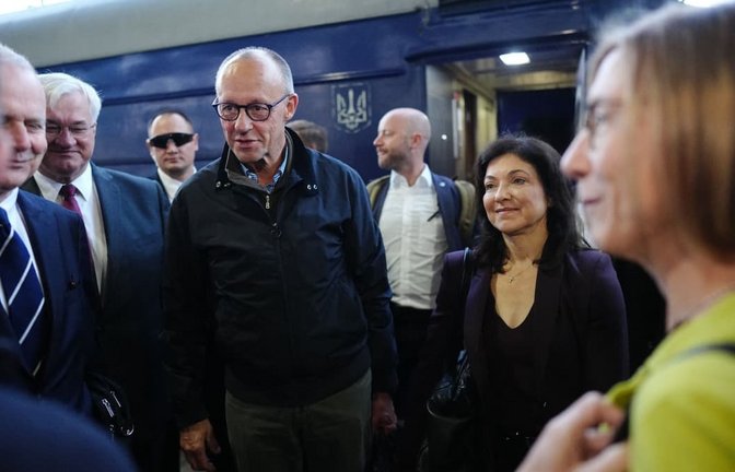 Bundeskanzler Friedrich Merz (CDU) kommt am frühen Morgen auf dem Hauptbahnhof der ukrainischen Hauptstadt Kiew an.<span class='image-autor'>Kay Nietfeld/dpa</span>