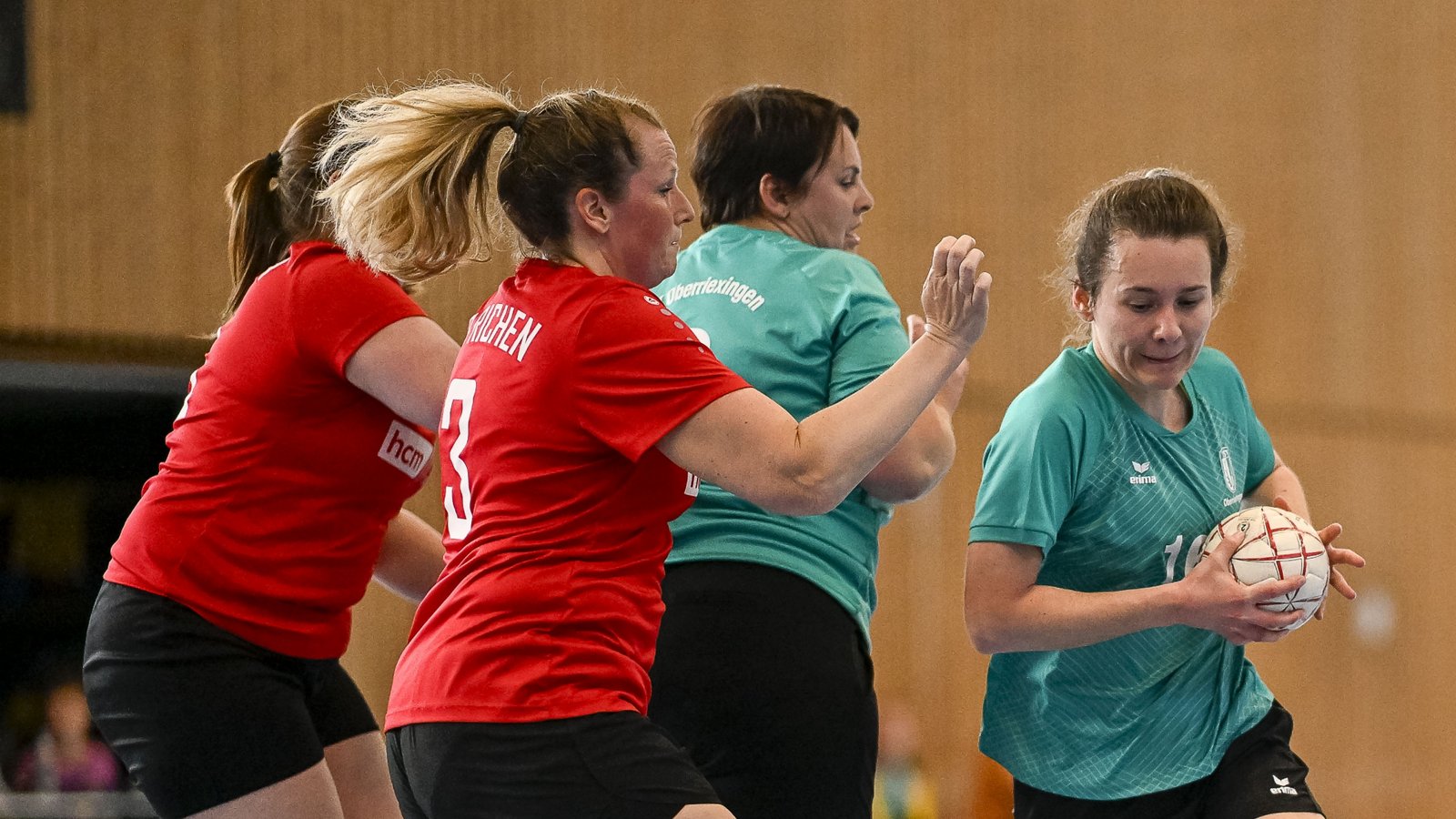 Lässt sich nicht stoppen: Bianca Bortel (rechts) vom TSV Oberriexingen. Foto: Leitner