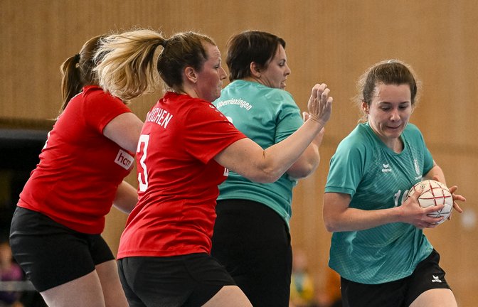 Lässt sich nicht stoppen: Bianca Bortel (rechts) vom TSV Oberriexingen. <span class='image-autor'>Foto: Leitner</span>