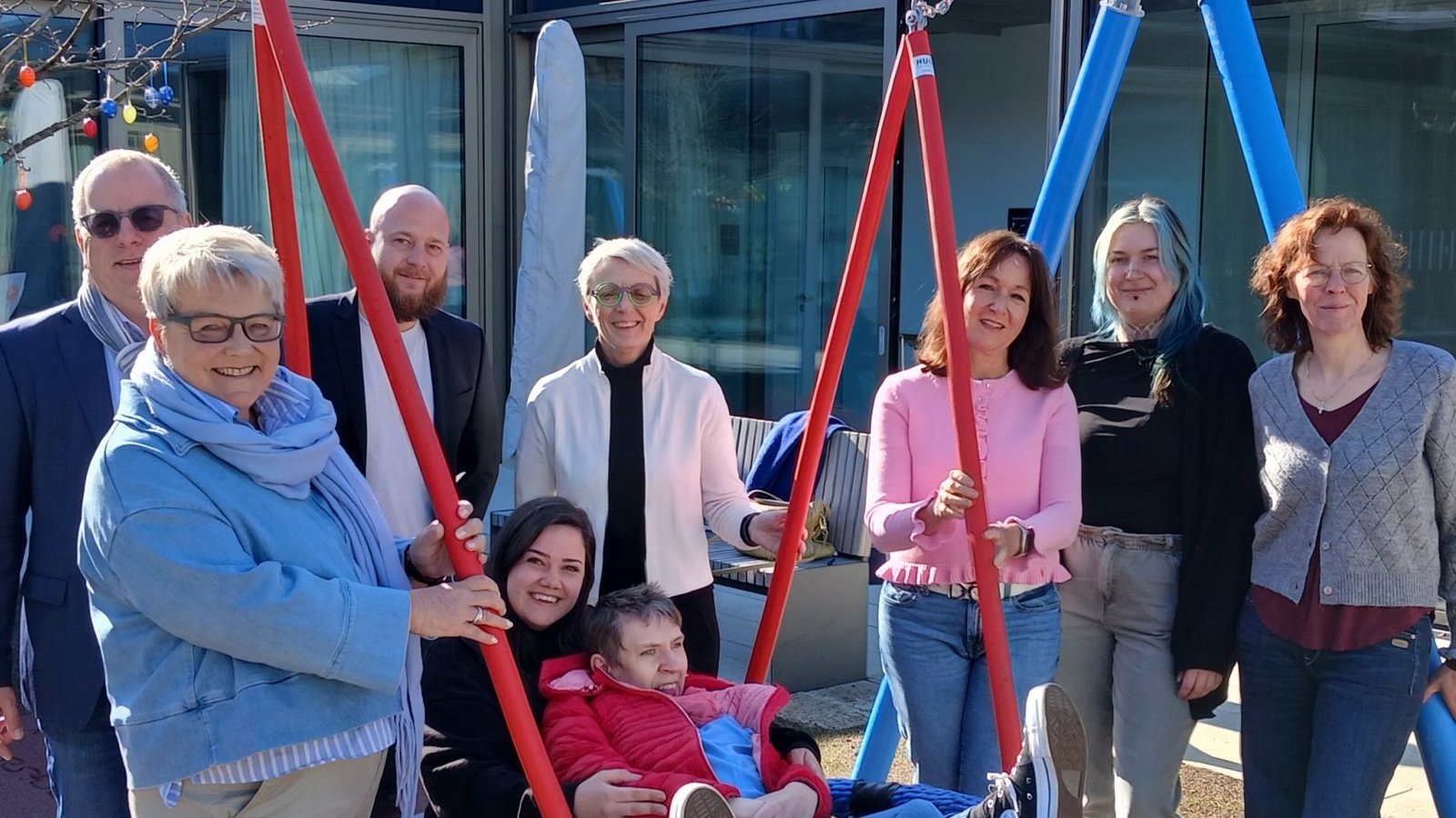 Große Freude über die Schaukel im Innenhof (von links): Klaus Neuhaus und Gaby Wrobel vom Kirchengemeinderat St. Antonius freuen sich mit Einrichtungsleiter Philipp-Alexander Jaizay, Gabriele Weber vom Caritas-Vorstand, Susanne Knöller von Menschen in Not, Mitarbeiterin Larissa Meffert und Teresa Neuhaus von der Caritas über das neue Angebot. Mitarbeiterin Lynn Sowa (hinten) und Bewohnerin Jana Merz testen fürs Pressebild die Schaukel. Foto: Müller Große Freude über die Schaukel im Innenhof (von links): Klaus Neuhaus und Gaby Wrobel vom Kirchengemeinderat St. Antonius freuen sich mit Einrichtungsleiter Philipp-Alexander Jaizay, Gabriele Weber vom Caritas-Vorstand, Susanne Knöller von Menschen in Not, Mitarbeiterin Larissa Meffert und Teresa Neuhaus von der Caritas über das neue Angebot. Mitarbeiterin Lynn Sowa (hinten) und Bewohnerin Jana Merz testen fürs Pressebild die Schaukel. Foto: Müller
