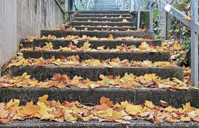 Der Herbst färbt graue Stäffele im Alten Postweg in Vaihingen bunt.  Foto: Banholzer