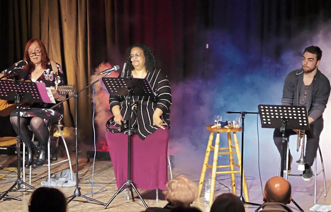 Veronika Wernstedt (v.l.) , Jennifer Owusu und Tom Hermann boten in Nussdorf Weihnachtssongs aus aller Welt.  Foto: Friedrich