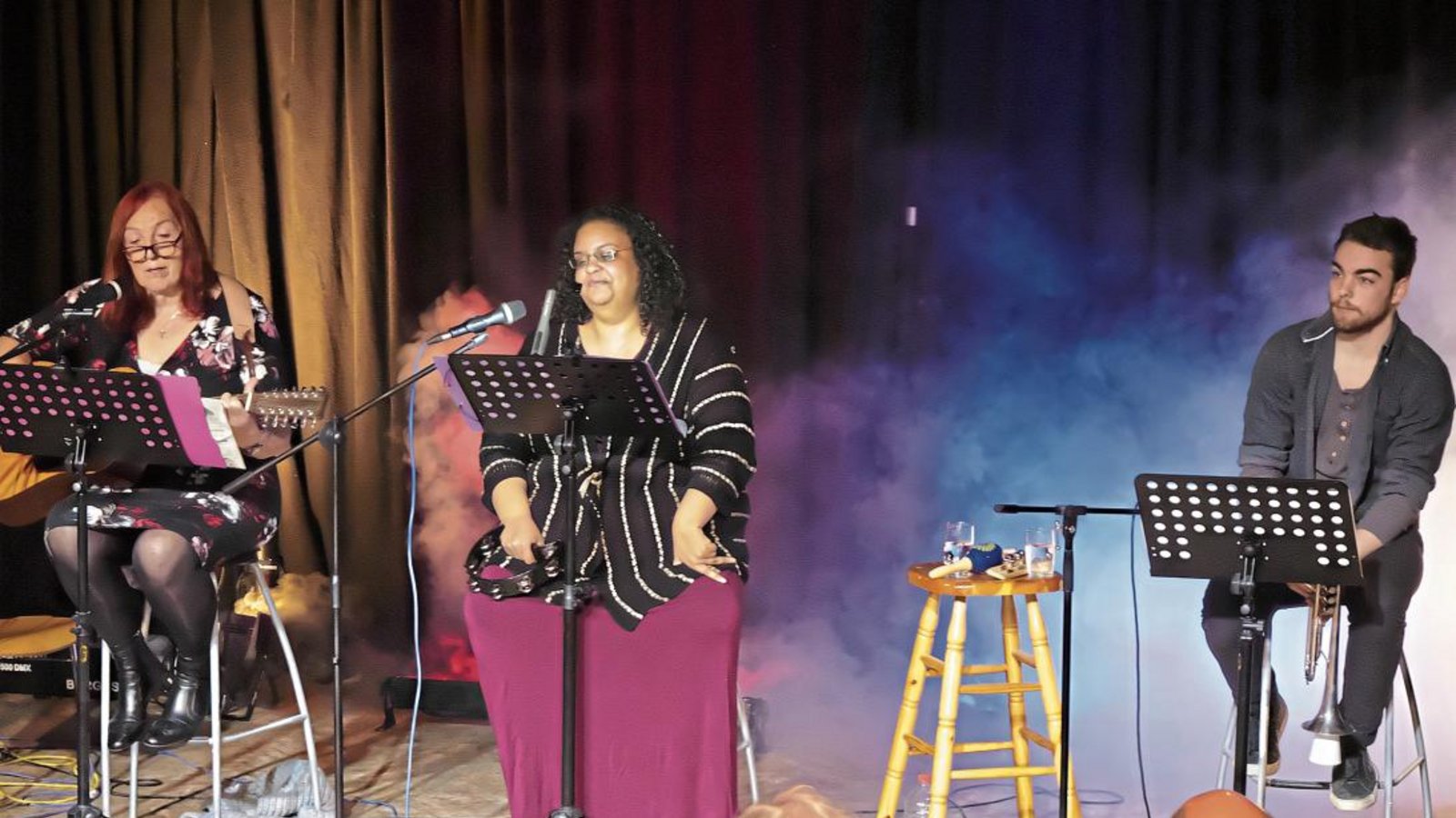 Veronika Wernstedt (v.l.) , Jennifer Owusu und Tom Hermann boten in Nussdorf Weihnachtssongs aus aller Welt.  Foto: Friedrich