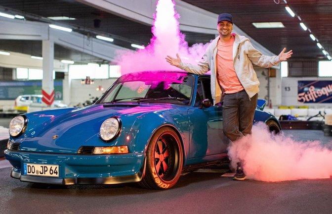 Tuningprofi Jean Pierre „JP“ Kraemer posiert im Daytona Kart-Center vor einem Porsche RWB Backdate.  (zu dpa: «Museum von Jean Pierre Kraemer nach Drohungen geschlossen»)<span class='image-autor'>Marcel Kusch/dpa</span>
