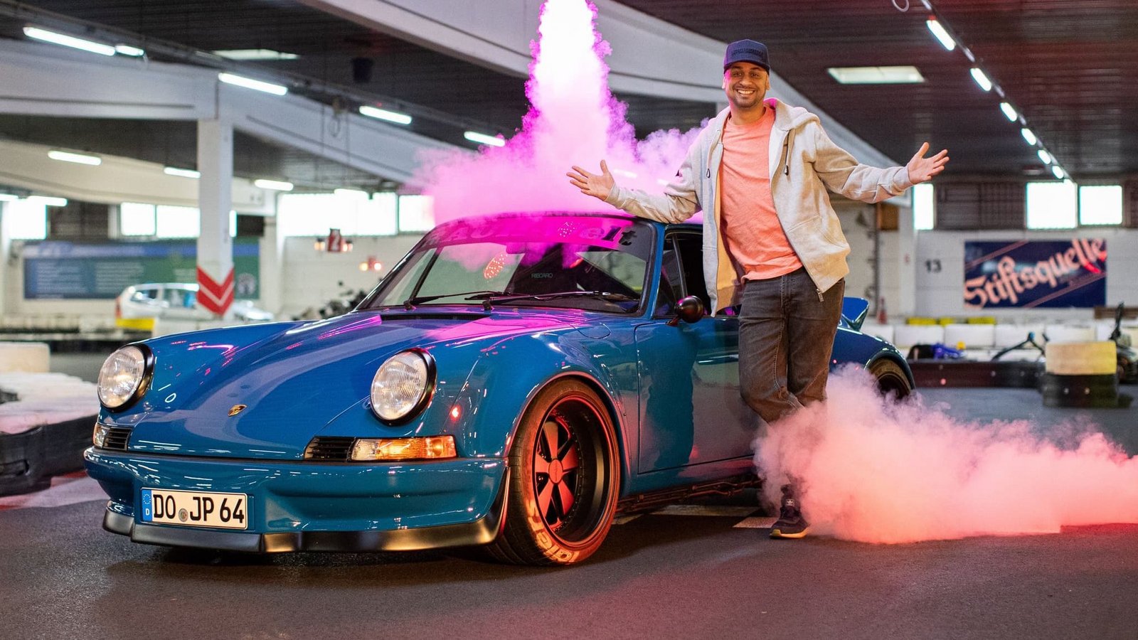 Tuningprofi Jean Pierre „JP“ Kraemer posiert im Daytona Kart-Center vor einem Porsche RWB Backdate.  (zu dpa: «Museum von Jean Pierre Kraemer nach Drohungen geschlossen»)Marcel Kusch/dpa