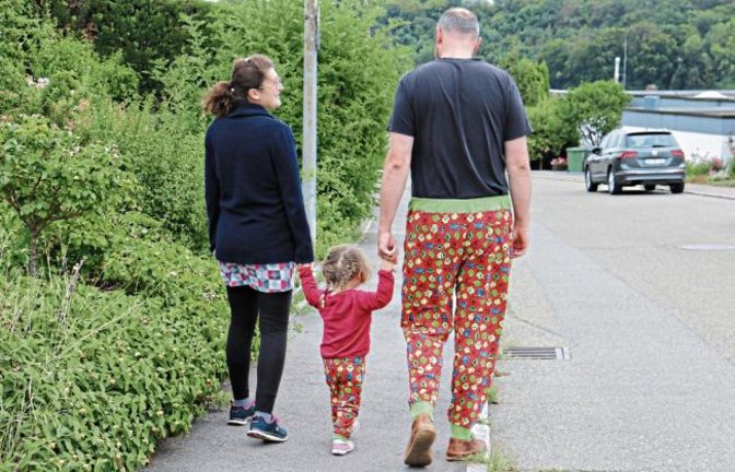 Wenn der Papa eine Hose mit bunten Monstern drauf bekommt, muss die Mama dem Töchterchen auch so was nähen. Gesehen in Aurich.  Foto: Rücker
