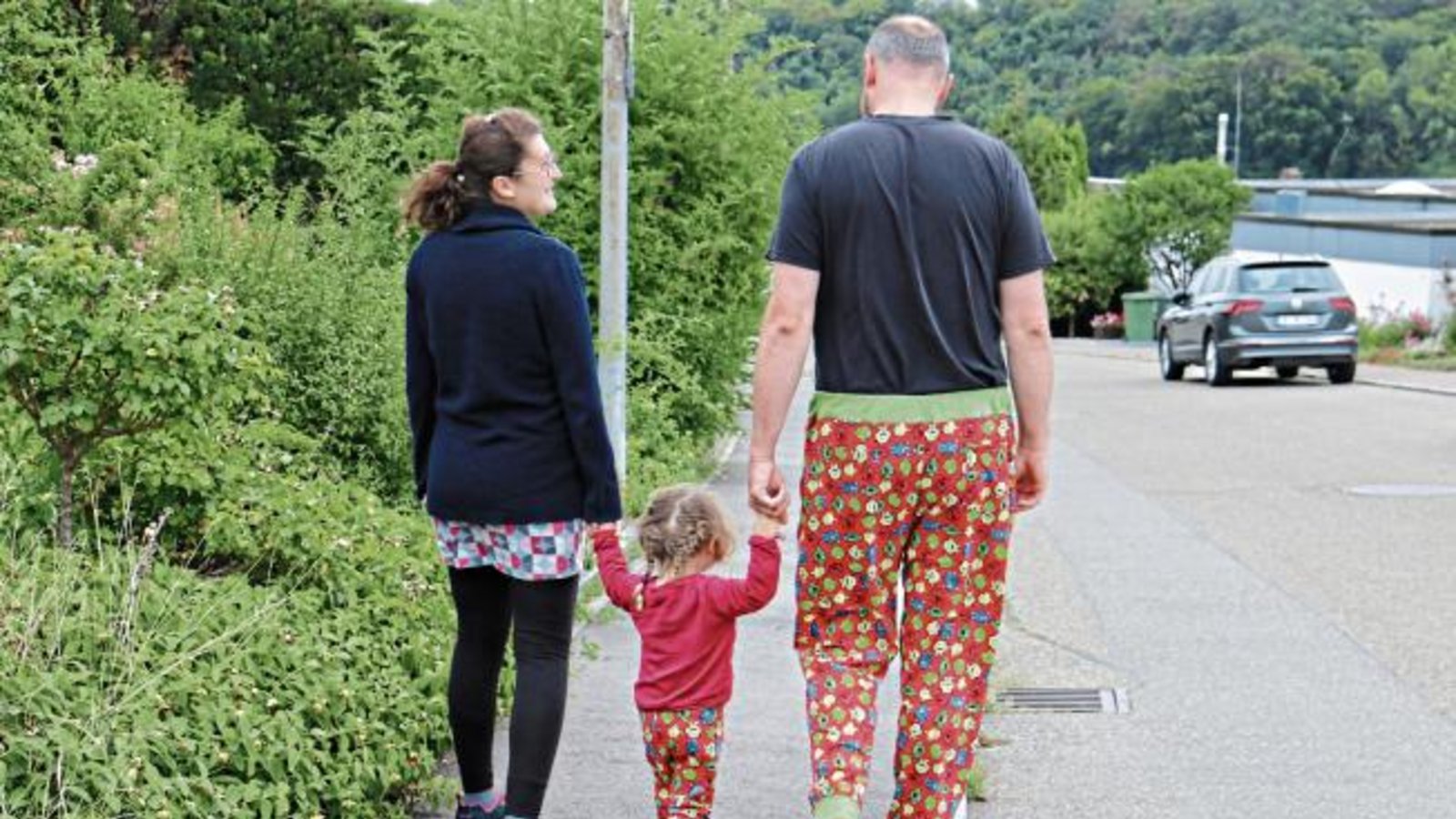 Wenn der Papa eine Hose mit bunten Monstern drauf bekommt, muss die Mama dem Töchterchen auch so was nähen. Gesehen in Aurich.  Foto: Rücker