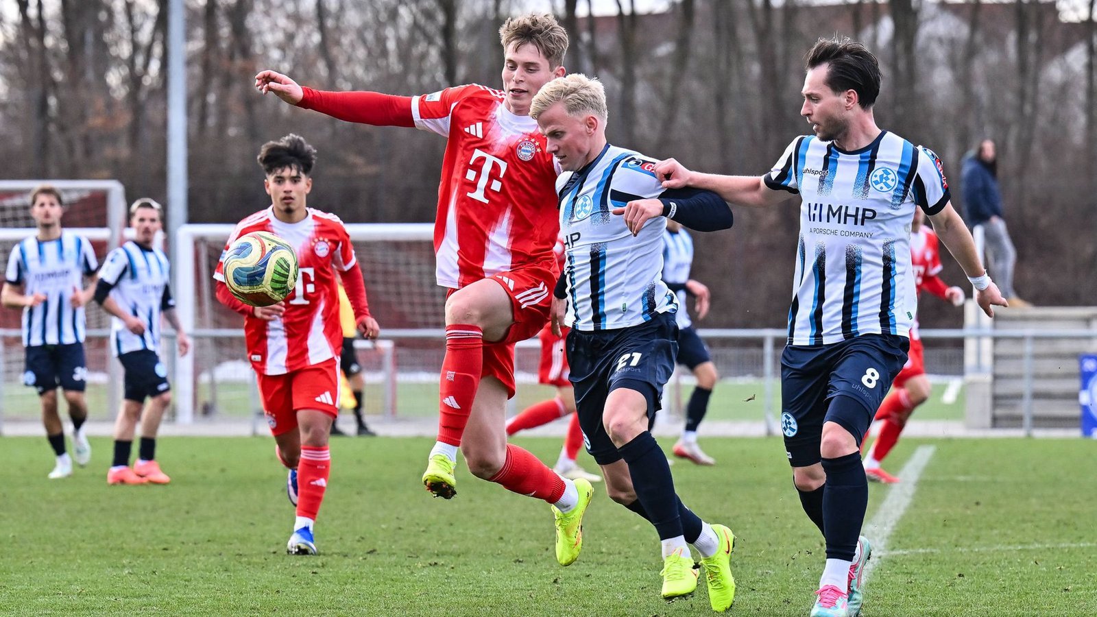Kopf-an-Kopf-Rennen auf dem Bayern-Campus: am Ende setzen sich die Kickers mit Per Lockl durch.Foto: IMAGO/Beautiful Sports Kopf-an-Kopf-Rennen auf dem Bayern-Campus: am Ende setzen sich die Kickers mit Per Lockl durch.Foto: IMAGO/Beautiful Sports