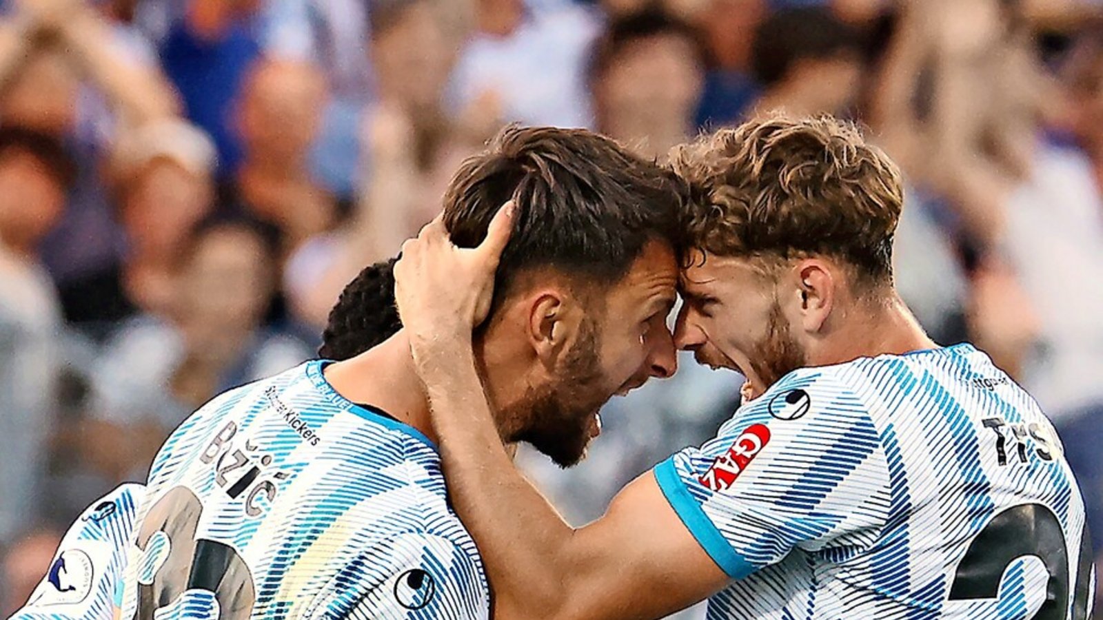 Im Schnitt erzielten die Kickers in der laufenden Saison zwei Tore pro Spiel – gegen den SSV Ulm 1846 waren es sogar vier Treffer, hier jubeln Dejan Bozic und Luca Trslic (re.).Foto: Baumann Im Schnitt erzielten die Kickers in der laufenden Saison zwei Tore pro Spiel – gegen den SSV Ulm 1846 waren es sogar vier Treffer, hier jubeln Dejan Bozic und Luca Trslic (re.).Foto: Baumann