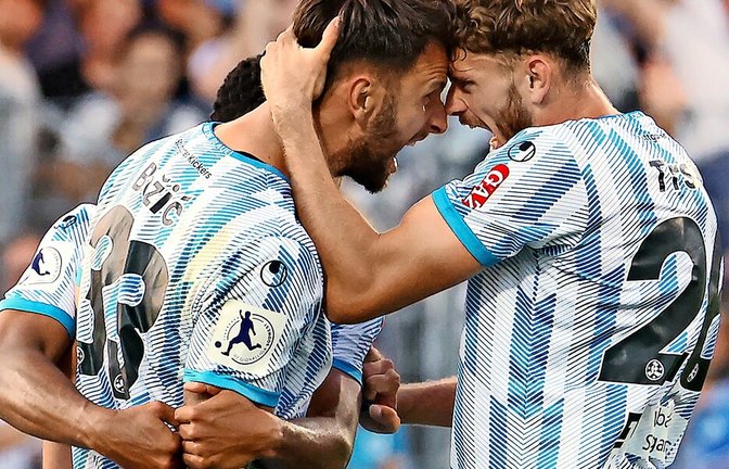 Im Schnitt erzielten die Kickers in der laufenden Saison zwei Tore pro Spiel – gegen den SSV Ulm 1846 waren es sogar vier Treffer, hier jubeln Dejan Bozic und Luca Trslic (re.).<span class='image-autor'>Foto: Baumann</span>