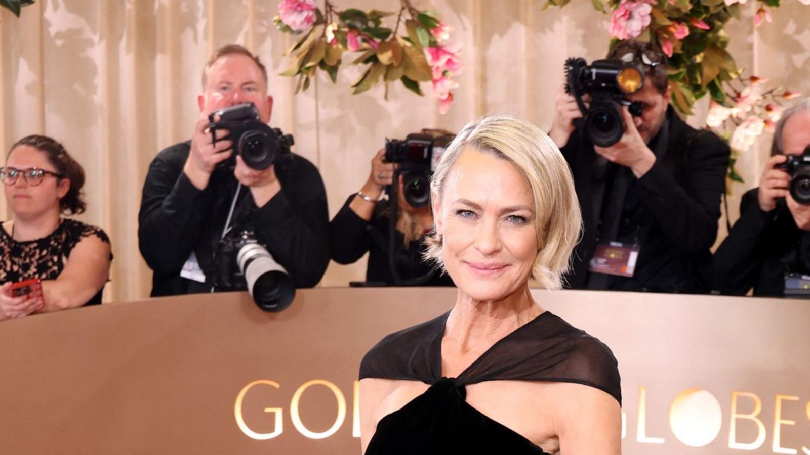 Für einen ähnlichen Look in der Nichtfarbe Schwarz entschied sich auch Robin Wright. Ihre Wahl fiel auf einen Entwurf von Ralph Lauren.Foto: Getty Images via AFP