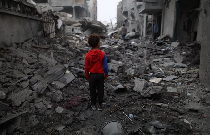 Ein Junge steht vor den Trümmern nach einem Luftangriff im Flüchtlingslager Maghazi im Zentrum des Gazastreifens. Schon sechs Monate lang tobt der Gaza-Krieg.<span class='image-autor'>Foto: Uncredited/XinHua/dpa</span>