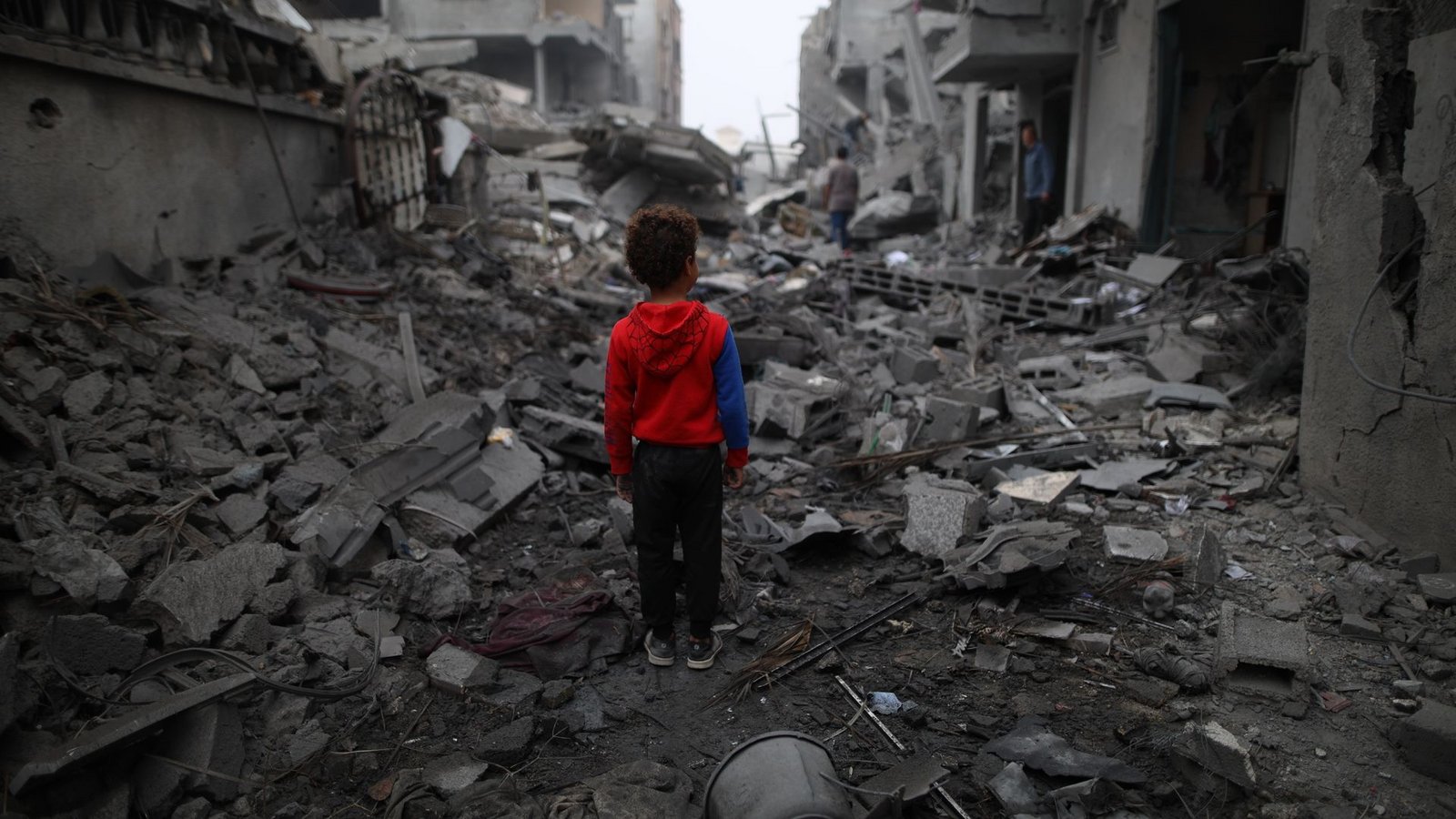 Ein Junge steht vor den Trümmern nach einem Luftangriff im Flüchtlingslager Maghazi im Zentrum des Gazastreifens. Schon sechs Monate lang tobt der Gaza-Krieg.Foto: Uncredited/XinHua/dpa Ein Junge steht vor den Trümmern nach einem Luftangriff im Flüchtlingslager Maghazi im Zentrum des Gazastreifens. Schon sechs Monate lang tobt der Gaza-Krieg.Foto: Uncredited/XinHua/dpa