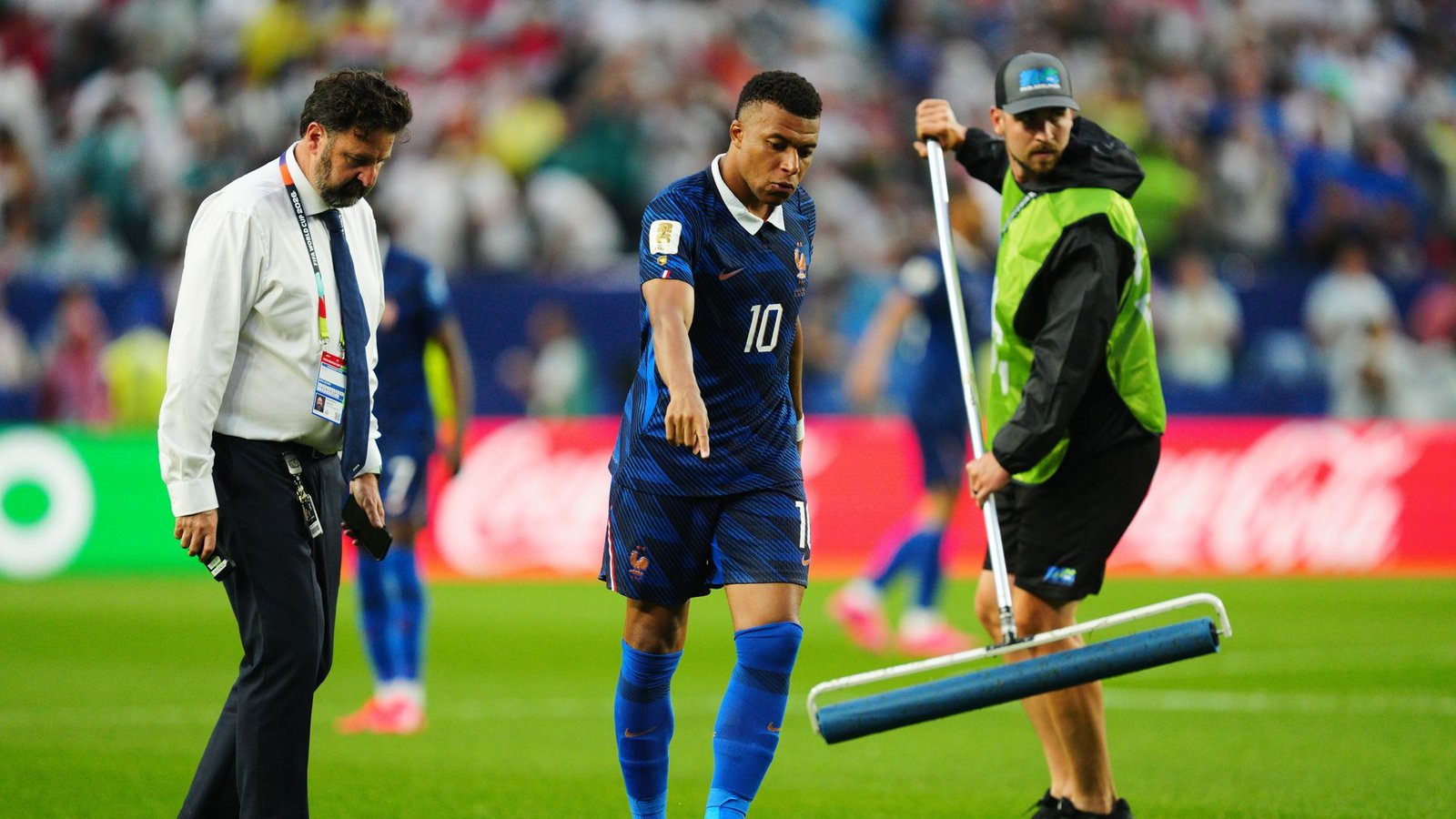 Kylian Mbappé (10) gibt den Platzwarte Anweisungen.Foto: Derik Hamilton/AP/dpa