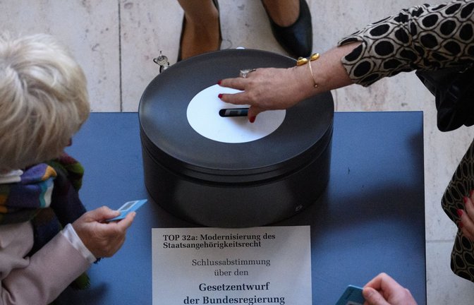 In der Theorie stimmen die Parteien im Bundestag gemeinsam ab. Wie aber verhält sich das in der Praxis?<span class='image-autor'>Foto: dpa/Bernd von Jutrczenka</span>