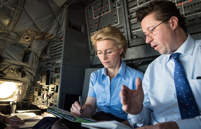 Ein Foto aus alten Tagen. 2014 war EU-Kommissionschefin Ursula von der Leyen noch deutsche Verteidigungsministerin und flog in den Irak. Als erfahrener Berater dabei: Geza Andreas von Geyr, damals  Abteilungsleiter Politik im Ministerium.<span class='image-autor'>Foto: dpa</span>