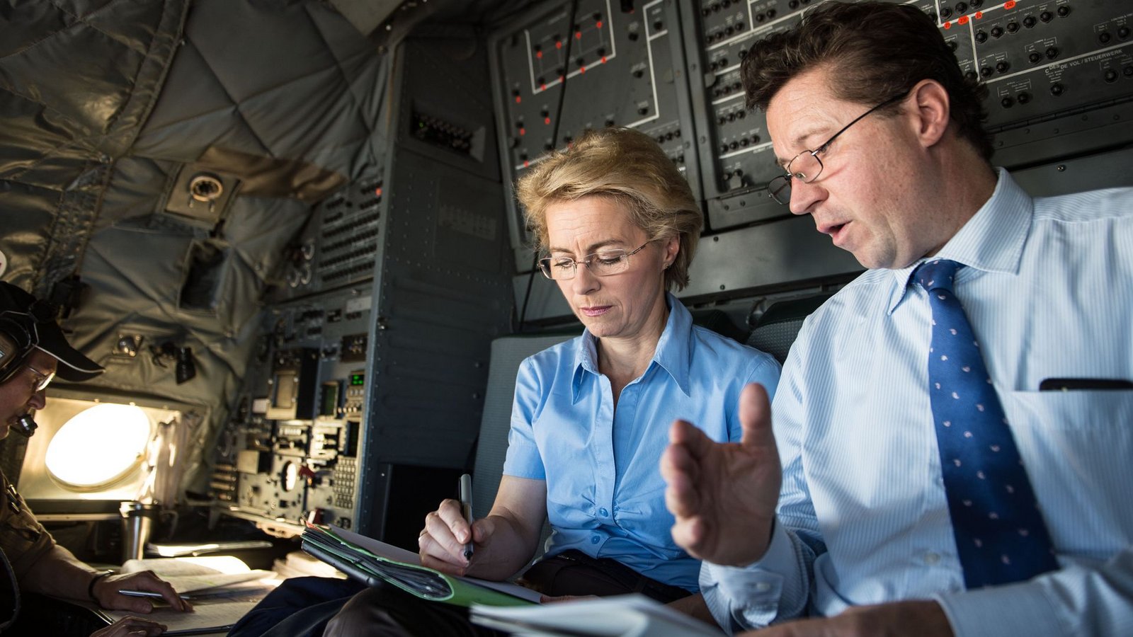 Ein Foto aus alten Tagen. 2014 war EU-Kommissionschefin Ursula von der Leyen noch deutsche Verteidigungsministerin und flog in den Irak. Als erfahrener Berater dabei: Geza Andreas von Geyr, damals  Abteilungsleiter Politik im Ministerium.Foto: dpa