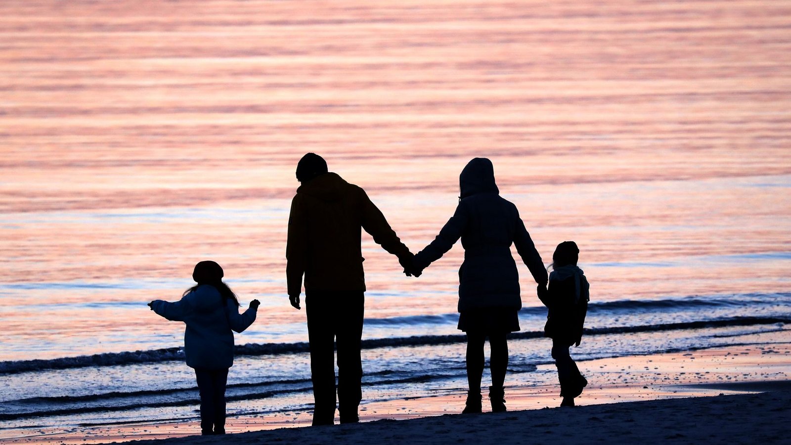 Eine Familie mit zwei Kindern am Strand. (Symbolbild)Foto: Bernd Wüstneck/dpa-Zentralbild/dpa