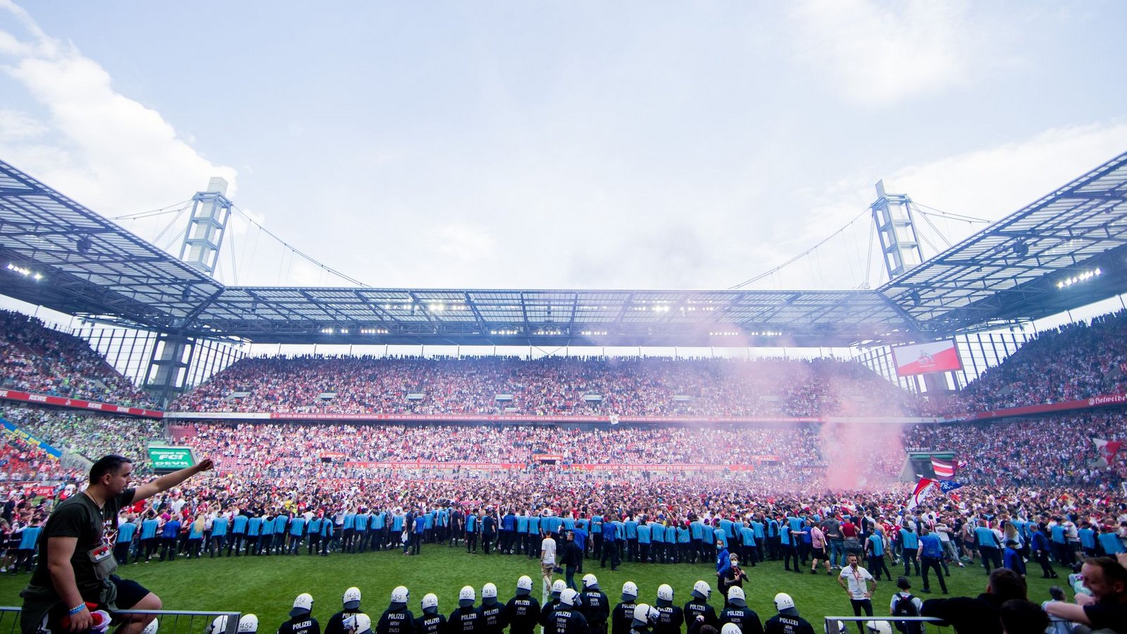Nach der Qualifikation des 1. FC Köln für die Europa League stürmten die Fans den Platz im RheinEnergieStadion.Foto: Rolf Vennenbernd/dpa