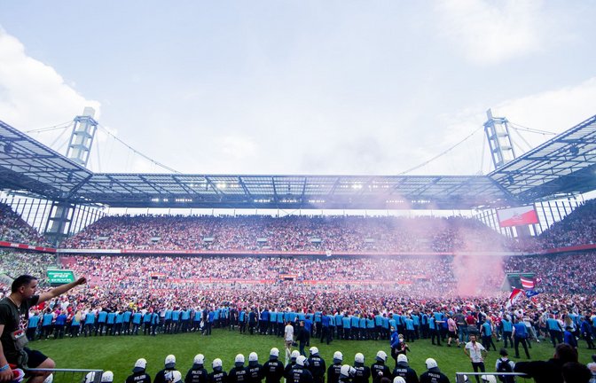 Nach der Qualifikation des 1. FC Köln für die Europa League stürmten die Fans den Platz im RheinEnergieStadion.<span class='image-autor'>Foto: Rolf Vennenbernd/dpa</span>