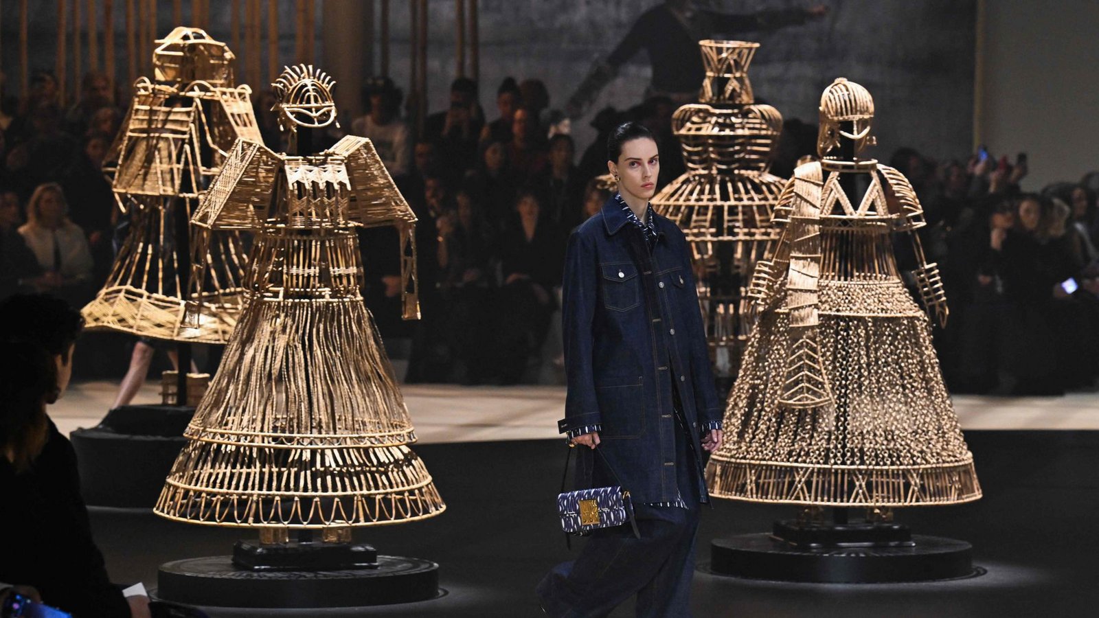 Im Hintergrund ist eine Kunstinstallation der indischen Künstlerin Shakuntala Kulkarni mit Schilfrohrfiguren zu sehen.Foto: AFP/MIGUEL MEDINA