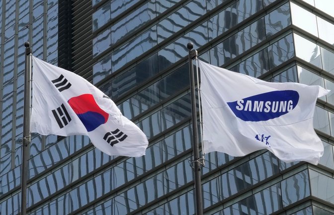 Samsung Electronics meldet einen 10-fachen Anstieg des Betriebsgewinns für das letzte Quartal, da die Ausweitung der Technologien für künstliche Intelligenz einen Aufschwung auf den Märkten für Computer-Speicherchips vorantreibt.<span class='image-autor'>Foto: Ahn Young-joon/AP/dpa</span>