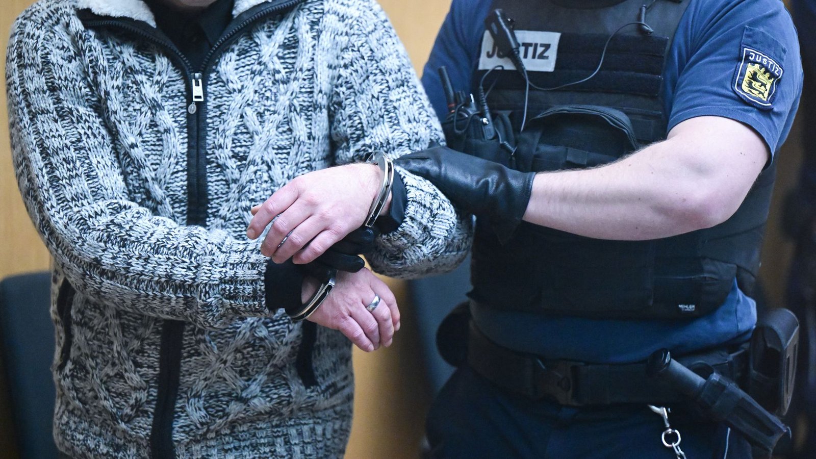 Angeklagter im Stuttgarter Reuß-Prozess: Gefesselt und nackt vor dem Haus.Foto: Bernd Weißbrod/dpa Angeklagter im Stuttgarter Reuß-Prozess: Gefesselt und nackt vor dem Haus.Foto: Bernd Weißbrod/dpa