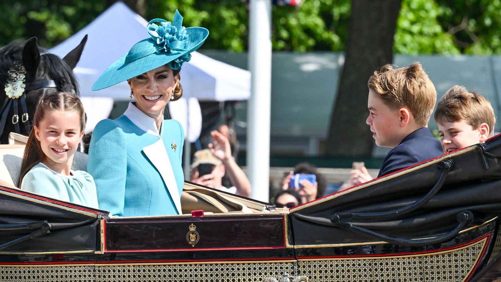 Prinzessin Kate mit ihren drei Kindern Prinz George, Prinzessin Charlotte und Prinz Louis (rechts hinten) beim diesjährigen „Trooping the Colour“.Foto: IMAGO/Avalon.red Prinzessin Kate mit ihren drei Kindern Prinz George, Prinzessin Charlotte und Prinz Louis (rechts hinten) beim diesjährigen „Trooping the Colour“.Foto: IMAGO/Avalon.red