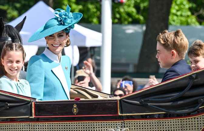 Prinzessin Kate mit ihren drei Kindern Prinz George, Prinzessin Charlotte und Prinz Louis (rechts hinten) beim diesjährigen „Trooping the Colour“.<span class='image-autor'>Foto: IMAGO/Avalon.red</span>