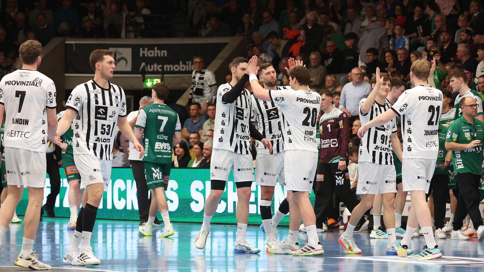 Enttäuschung bei Frisch Auf, Jubel bei den Spielern des THW Kiel über den Auswärtssieg in der ausverkauften Göppinger EWS-Arena.Foto: Pressefoto Baumann Enttäuschung bei Frisch Auf, Jubel bei den Spielern des THW Kiel über den Auswärtssieg in der ausverkauften Göppinger EWS-Arena.Foto: Pressefoto Baumann