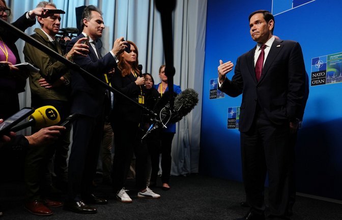 Hat bei seinen Nato-Verbündeten um Unterstützung für einen "Plan B" zur Öffnung der Straße von Hormus geworben - US-Außenminister Marco Rubio.<span class='image-autor'>Foto: Julia Demaree Nikhinson/Pool AP/AP/dpa</span>
