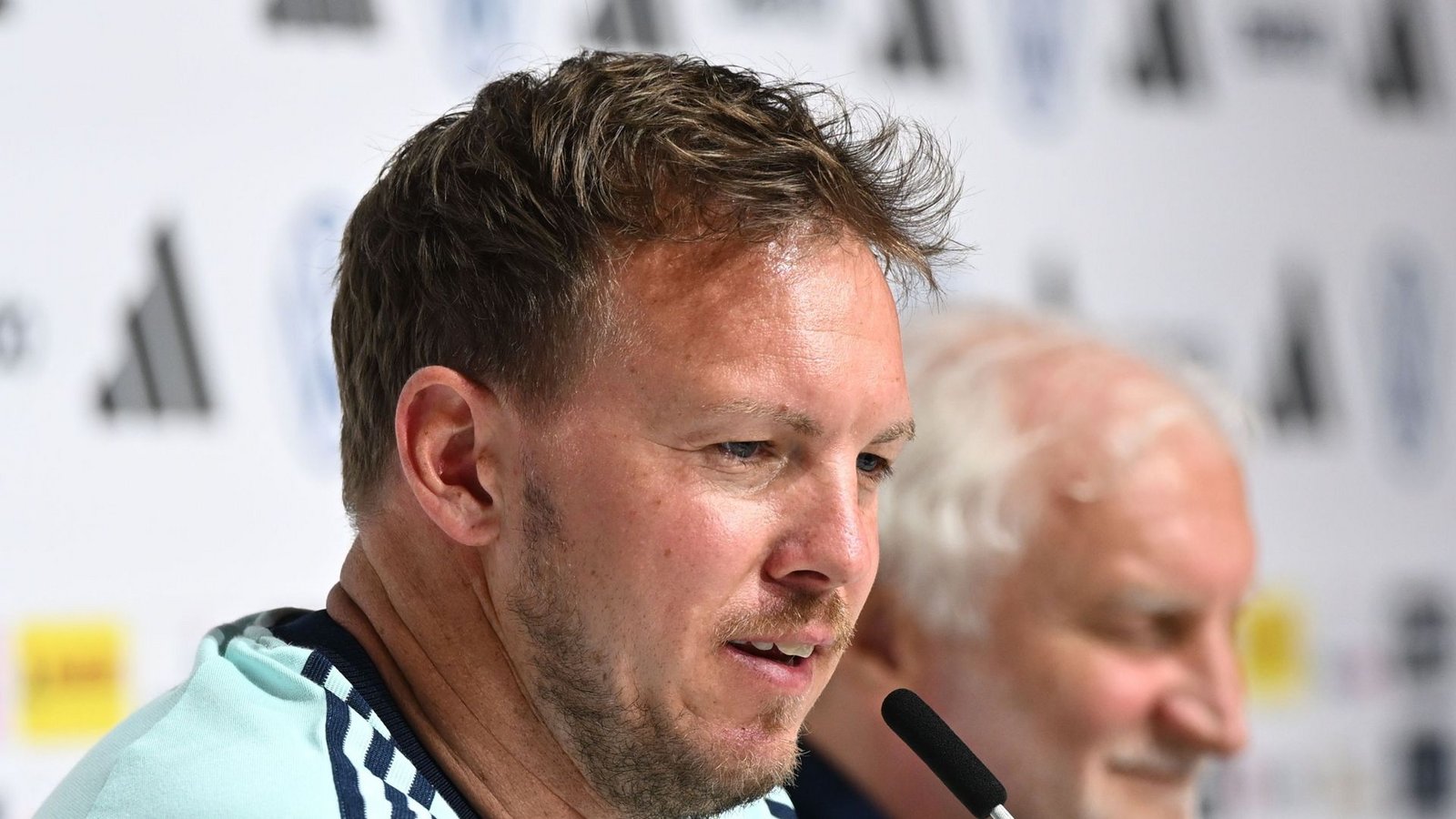 Der Bundestrainer Julian Nagelsmann (links) startet mit DFB-Sportdirektor Rudi Völler die heiße WM-Vorbereitung.Foto: Federico Gambarini/dpa