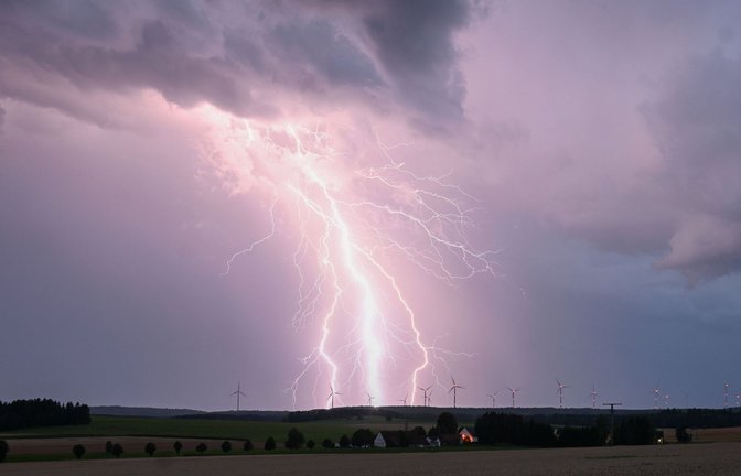 Insgesamt hat es in Deutschland 2025 ungewöhnlich selten geblitzt. (Archivbild)<span class='image-autor'>Foto: dpa/Marius Bulling</span>