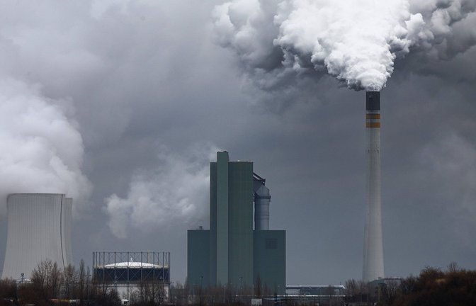 Ein Braunkohlekraftwerk in Sachsen-Anhalt: Ein Gericht hat entschieden, dass die Klimaschutzbemühungen der Regierung nicht ausreichen.<span class='image-autor'>Foto: imago/Rainer Weisflog/imago stock&people</span>