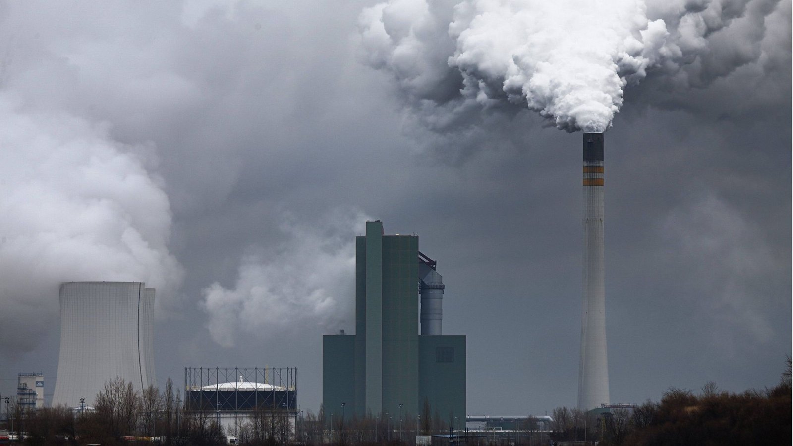 Ein Braunkohlekraftwerk in Sachsen-Anhalt: Ein Gericht hat entschieden, dass die Klimaschutzbemühungen der Regierung nicht ausreichen.Foto: imago/Rainer Weisflog/imago stock&people Ein Braunkohlekraftwerk in Sachsen-Anhalt: Ein Gericht hat entschieden, dass die Klimaschutzbemühungen der Regierung nicht ausreichen.Foto: imago/Rainer Weisflog/imago stock&people