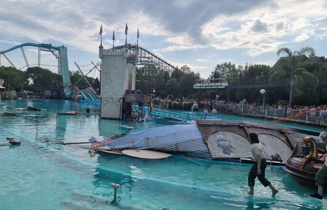 Die Bühne der Tauchshow “Retorno dos Piratas“ ist zusammengestürzt und auf einen Wagen der Attraktion gekracht.<span class='image-autor'>Foto: Czech</span>