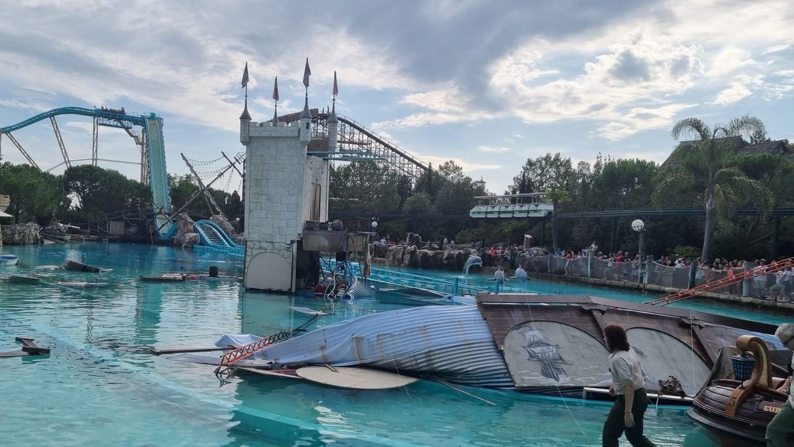 Die Bühne der Tauchshow “Retorno dos Piratas“ ist zusammengestürzt und auf einen Wagen der Attraktion gekracht.Foto: Czech Die Bühne der Tauchshow “Retorno dos Piratas“ ist zusammengestürzt und auf einen Wagen der Attraktion gekracht.Foto: Czech